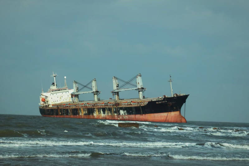 搁浅的货轮图片