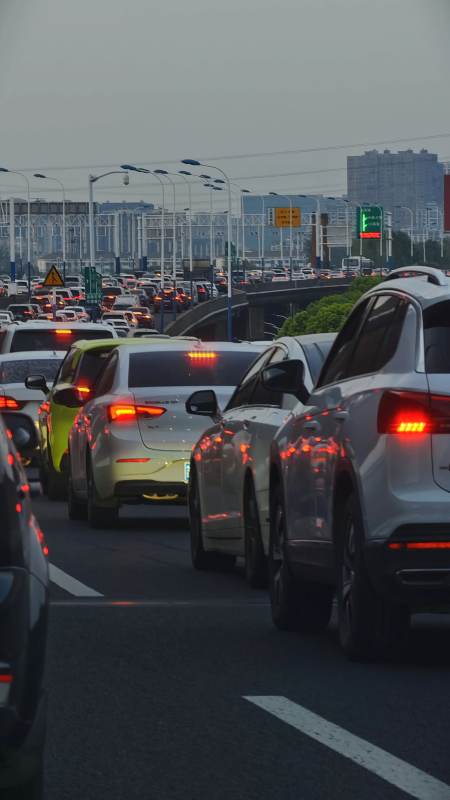 城市晚高峰交通拥堵图片