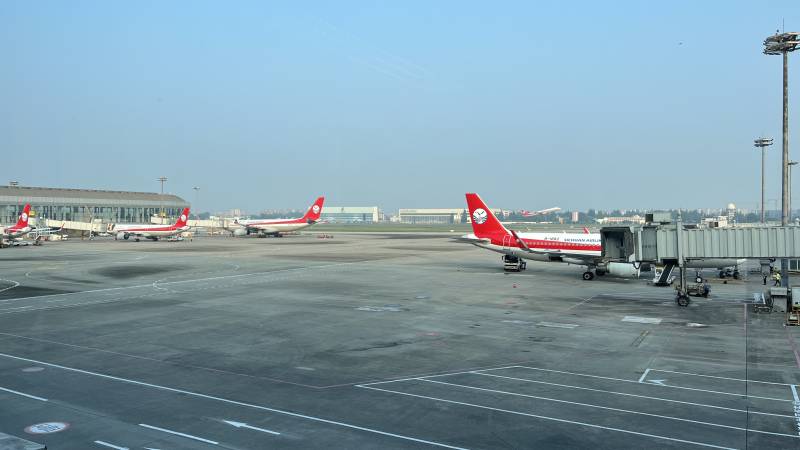 机场停机坪上的飞机图片