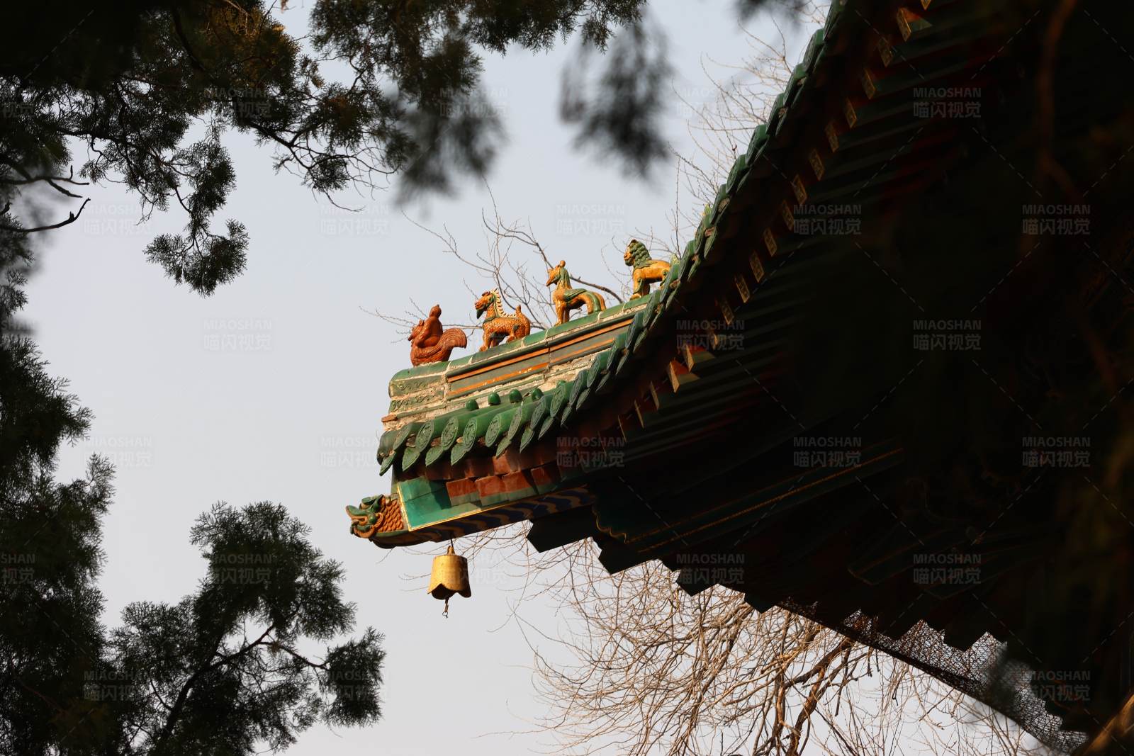 古建筑屋檐上的雕像图片