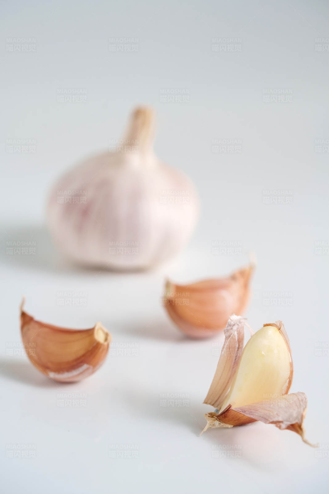 大蒜与蒜瓣的特写图片