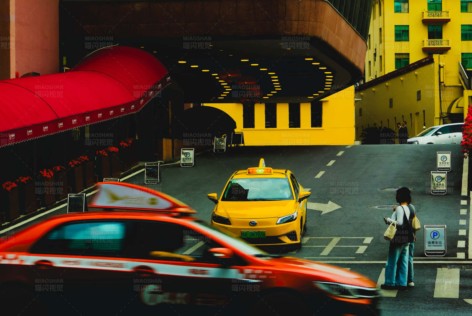 城市出租车穿梭图片