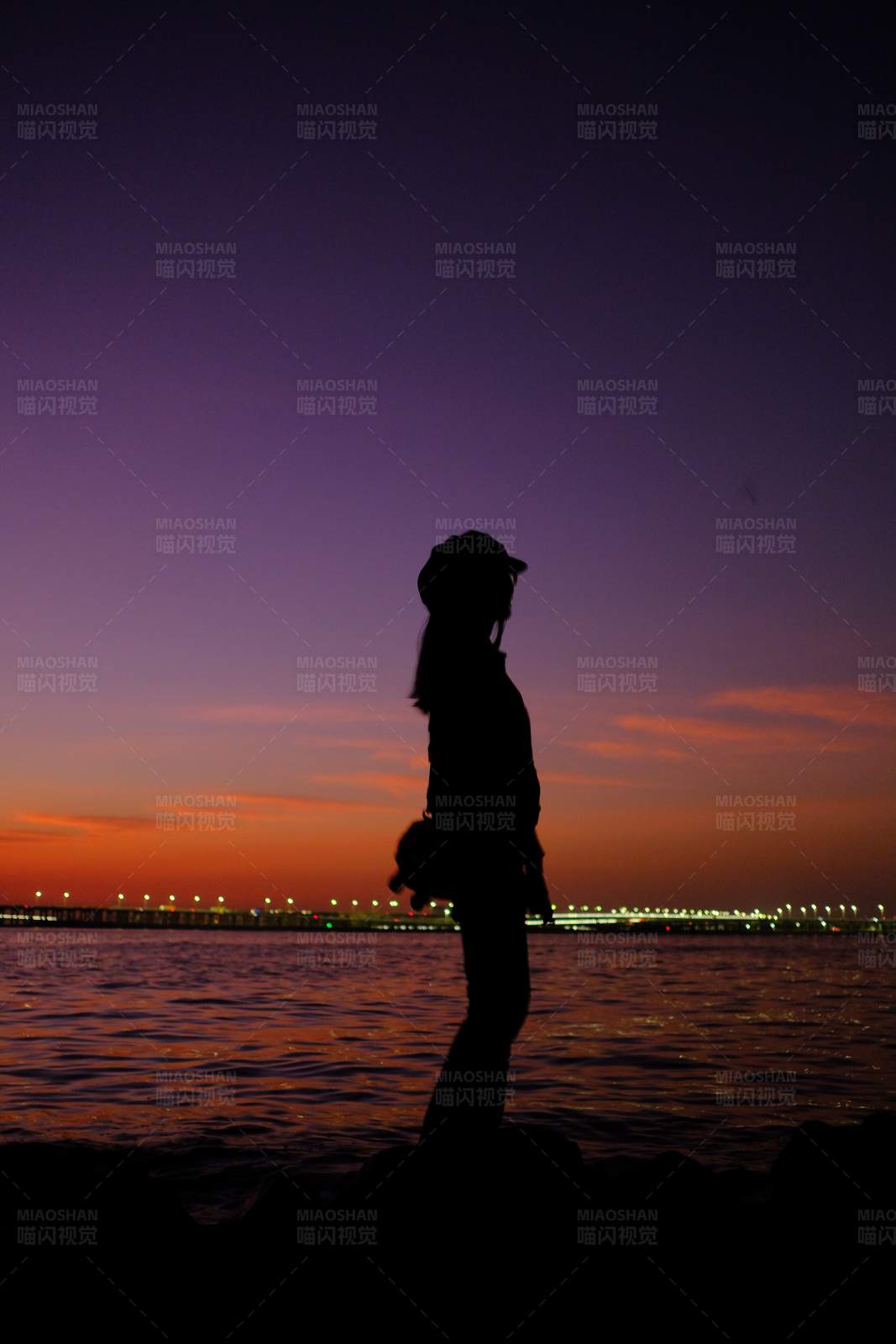 夕阳下的剪影图片