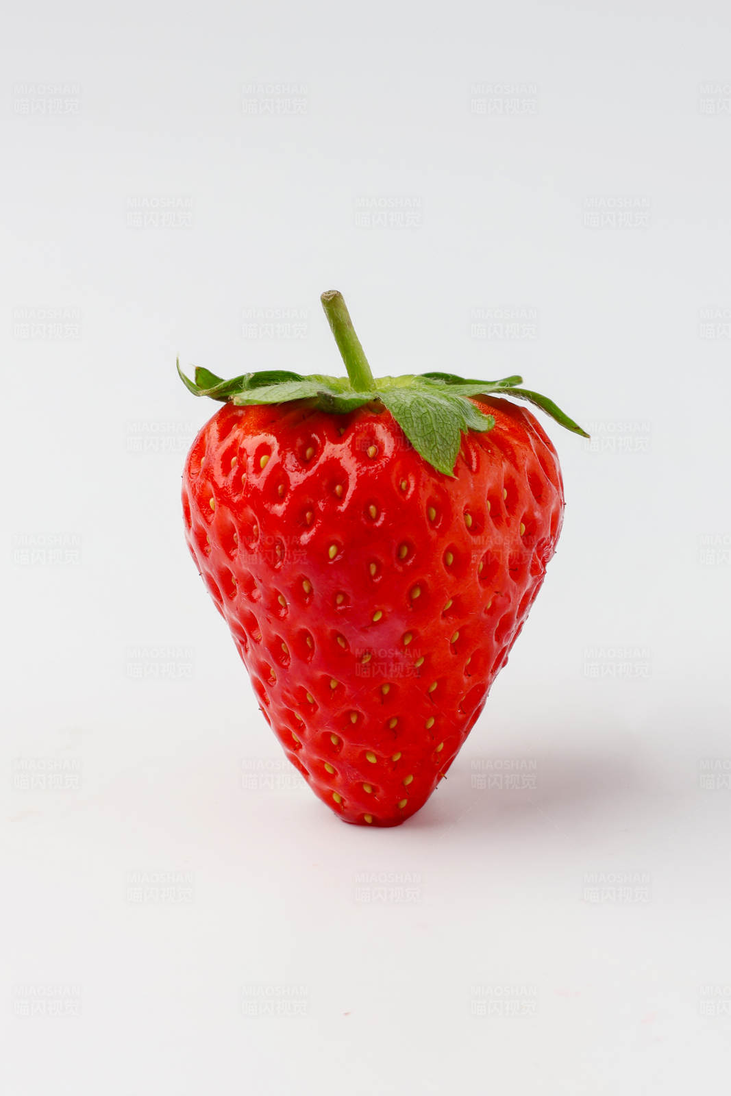 新鲜草莓特写图片