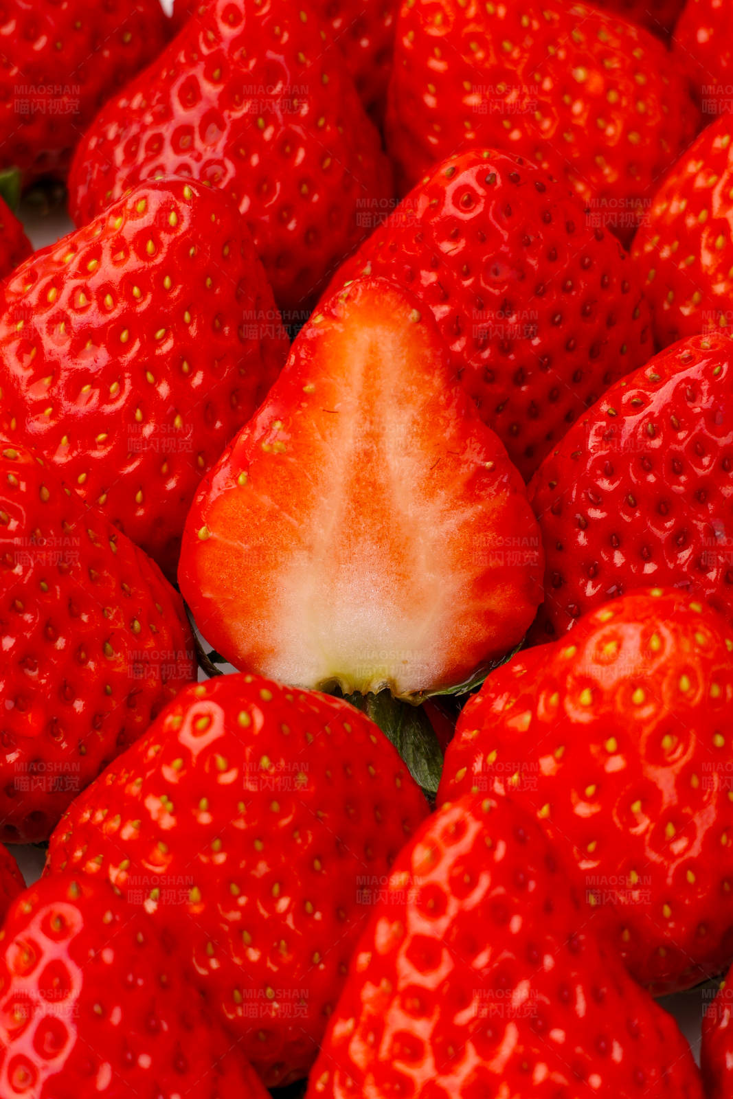 新鲜草莓切片展示图片