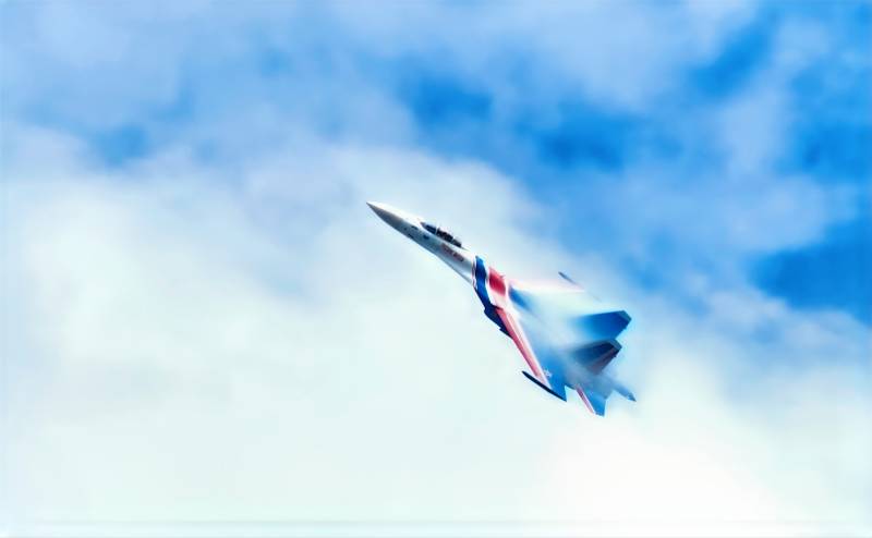 战斗机翱翔蓝天图片