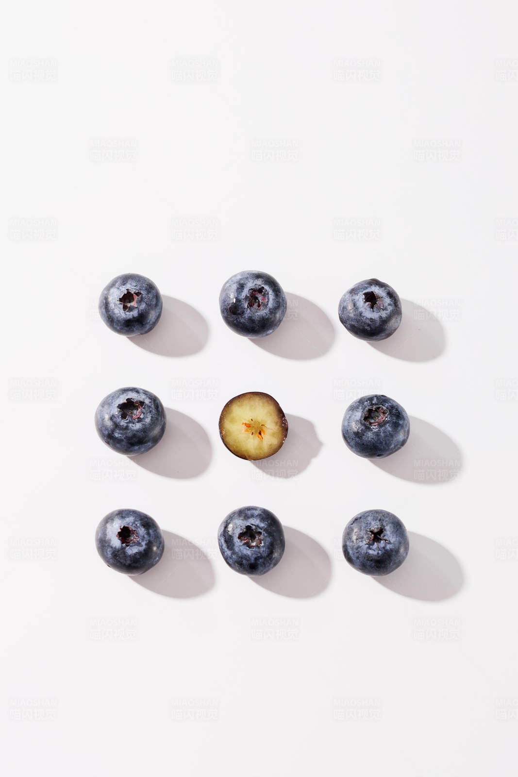 蓝莓中的异类图片