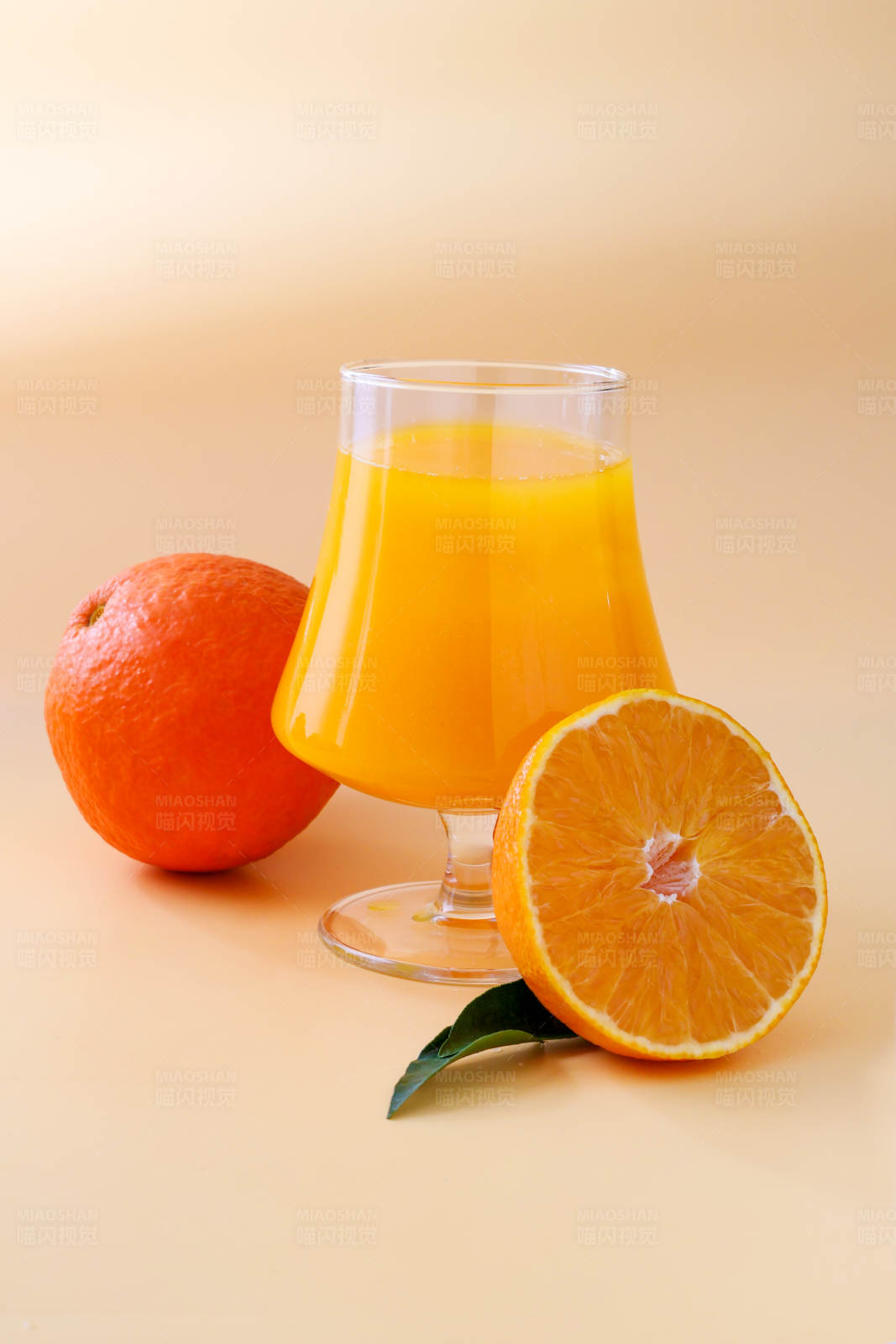 橙汁与新鲜橙子图片