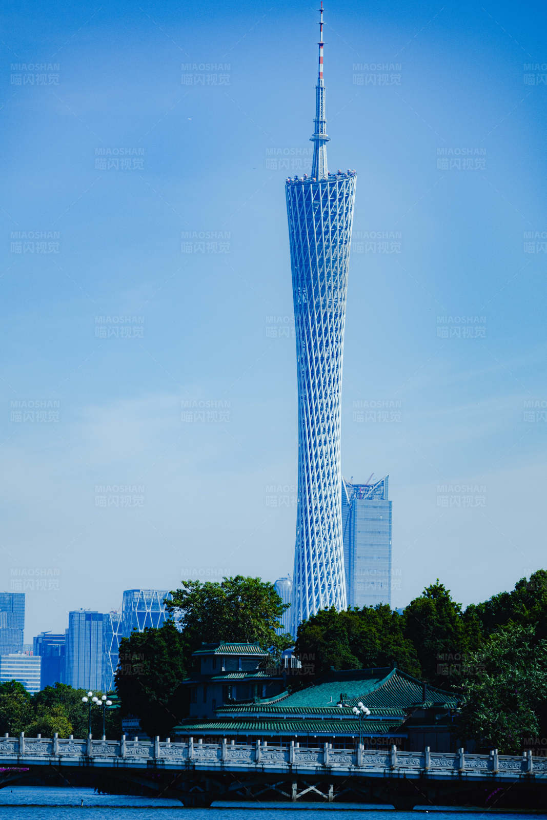 广州塔与传统建筑图片