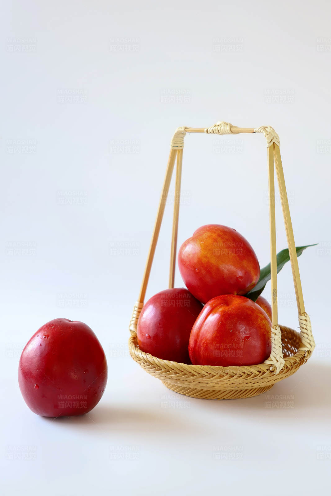 红油桃与竹篮图片