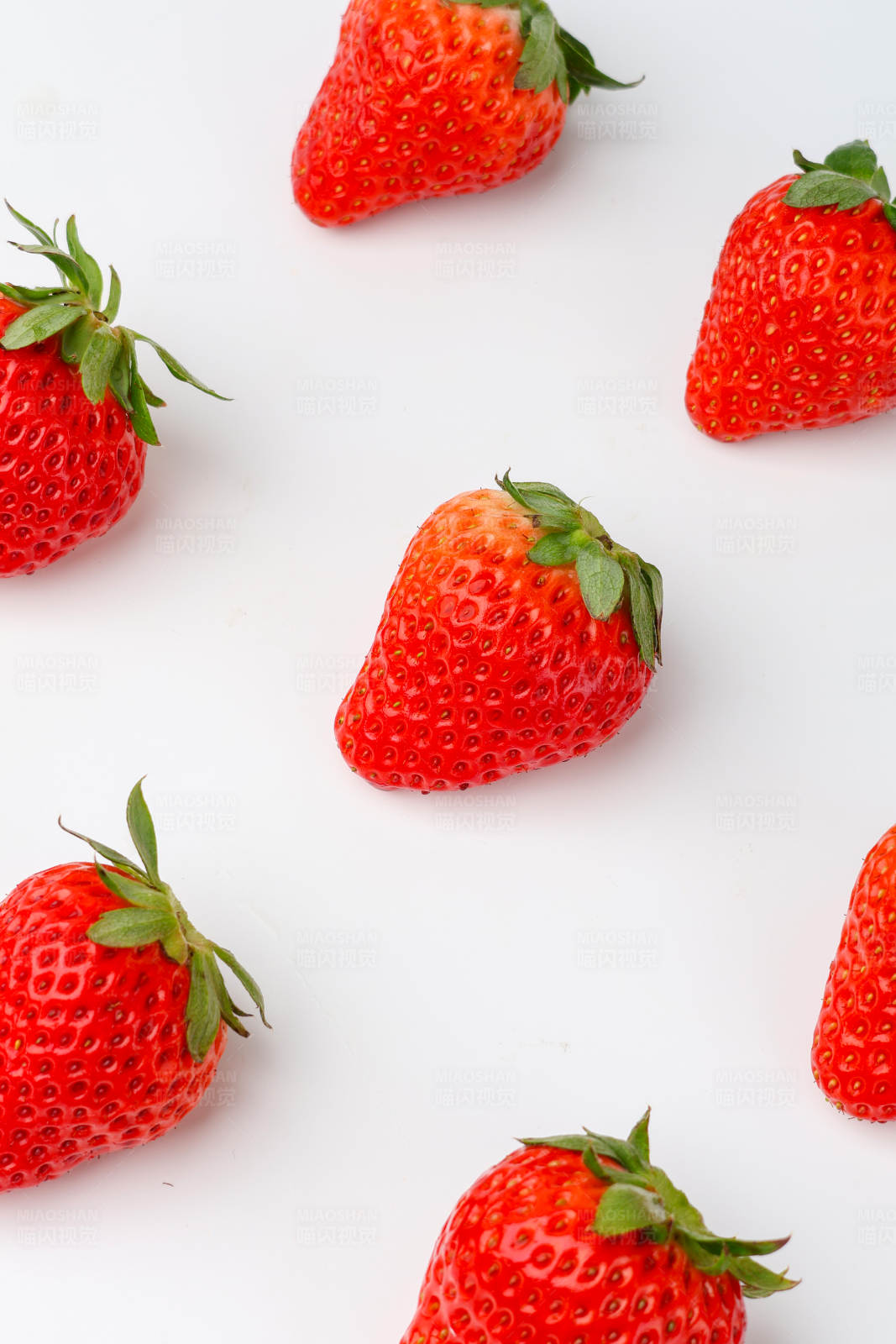 新鲜草莓散落白色背景图片