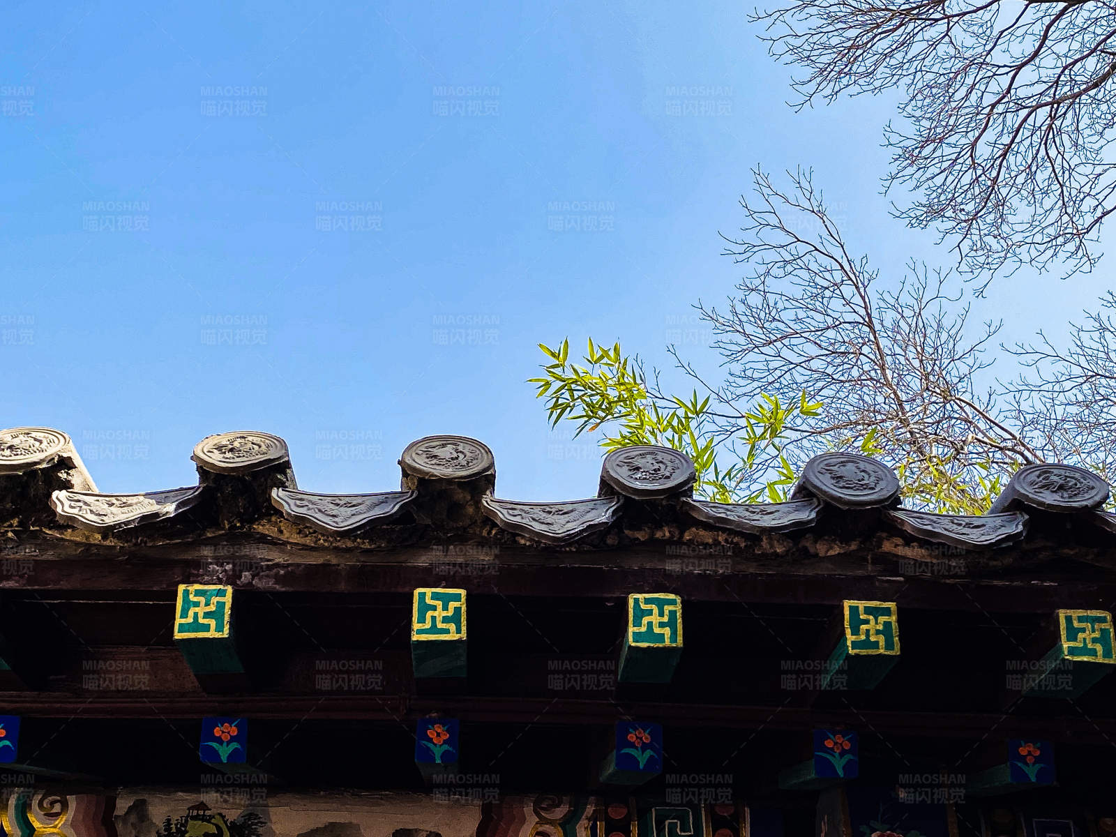 古建筑屋檐下的装饰图片