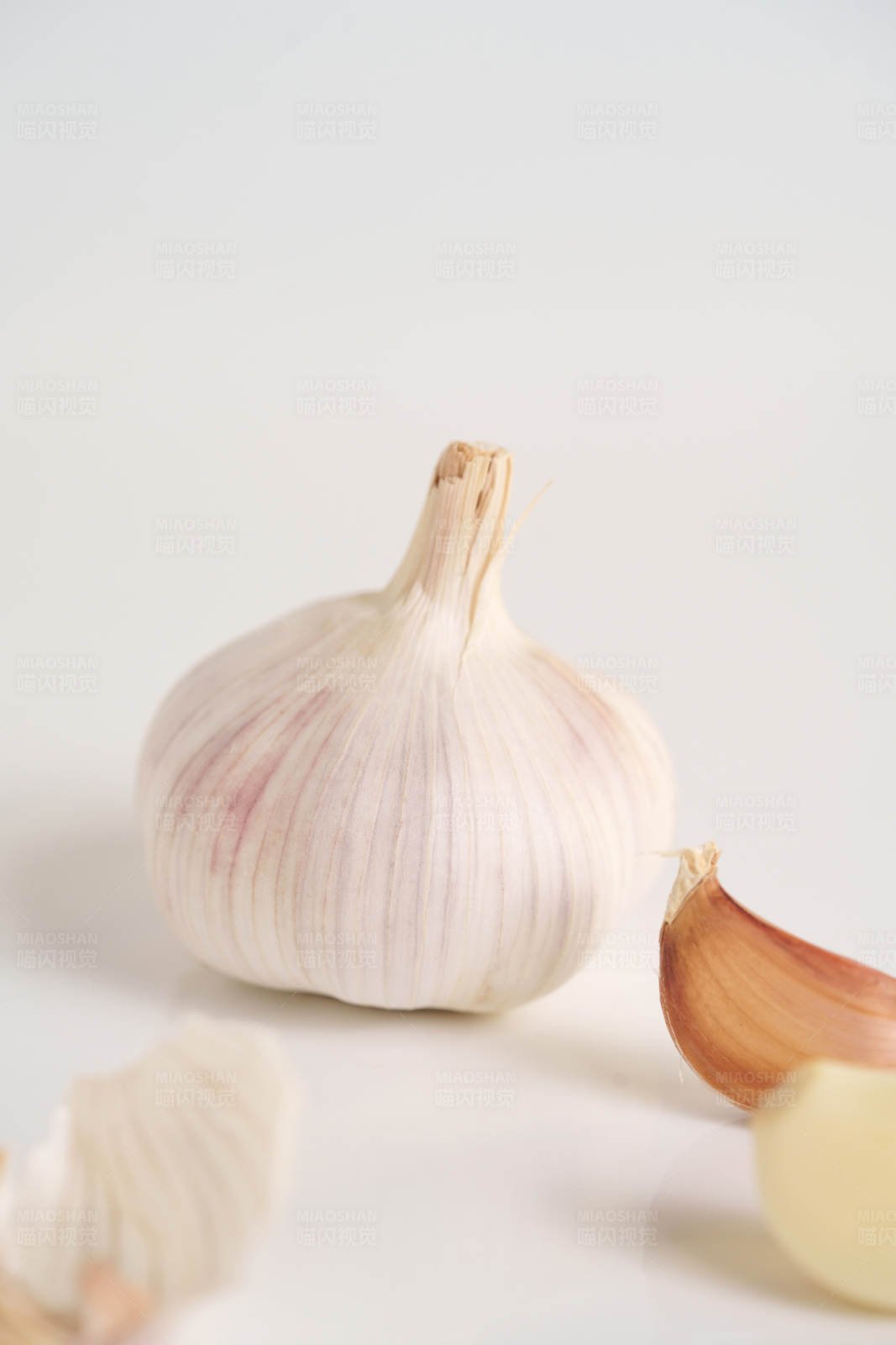 大蒜与蒜瓣的特写图片