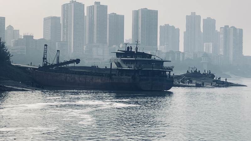 江上船只与城市剪影图片