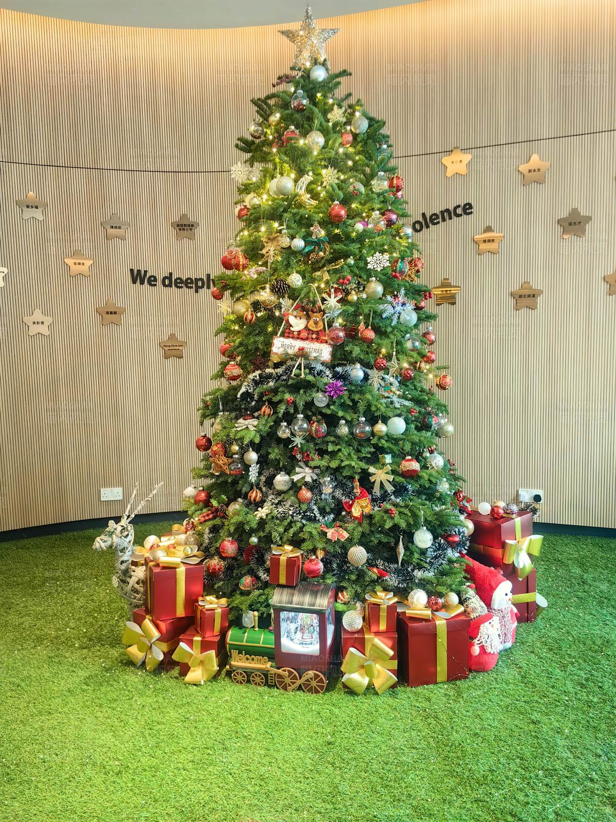 圣诞树下的礼物图片