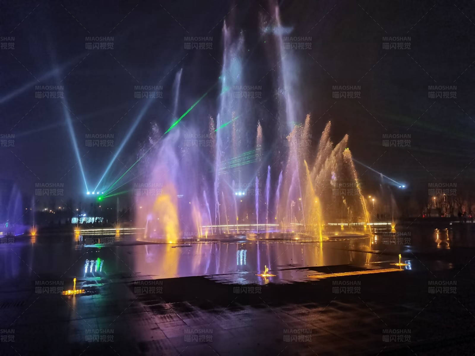 夜色喷泉灯光秀图片