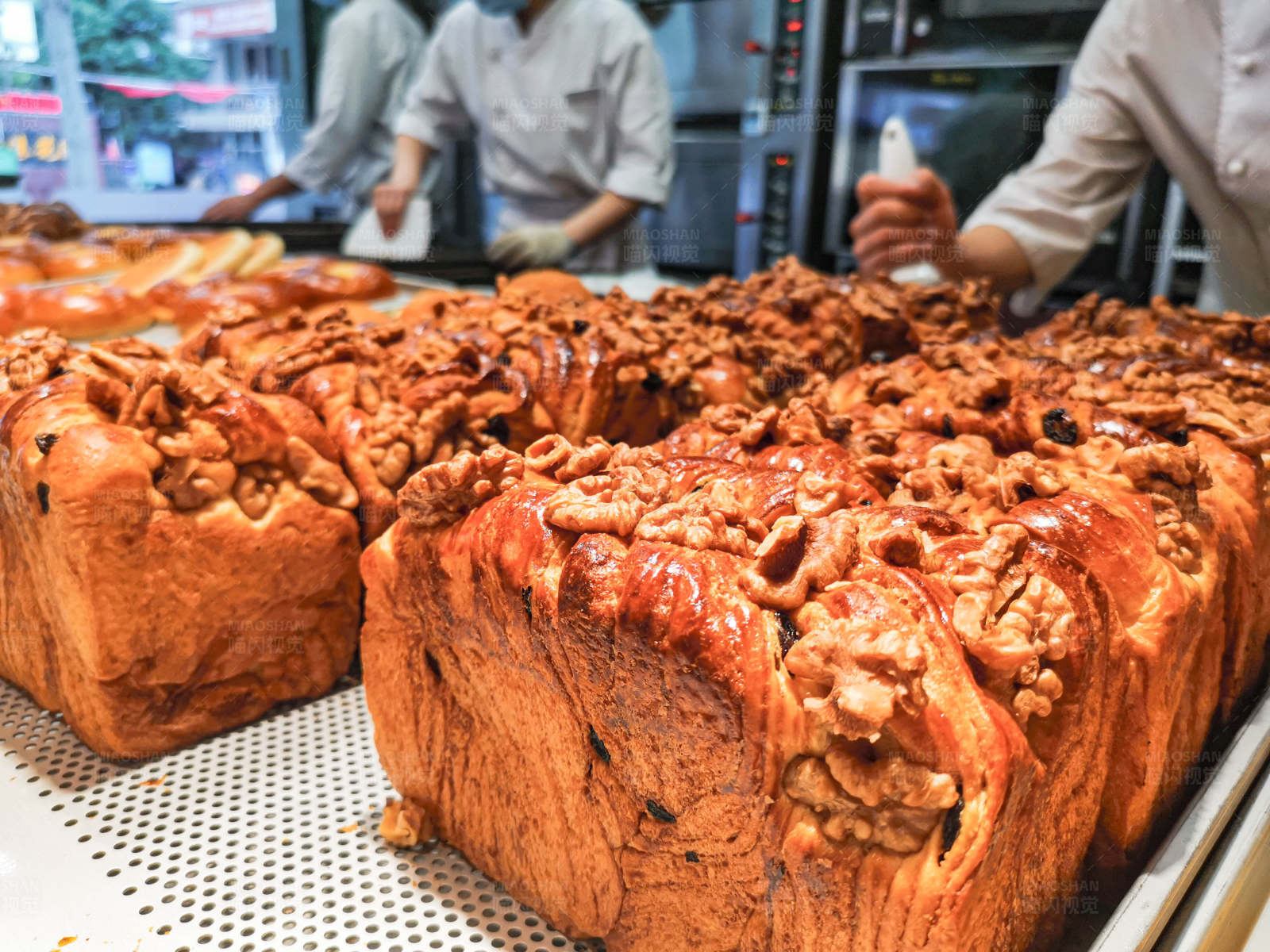 新鲜出炉的核桃面包图片