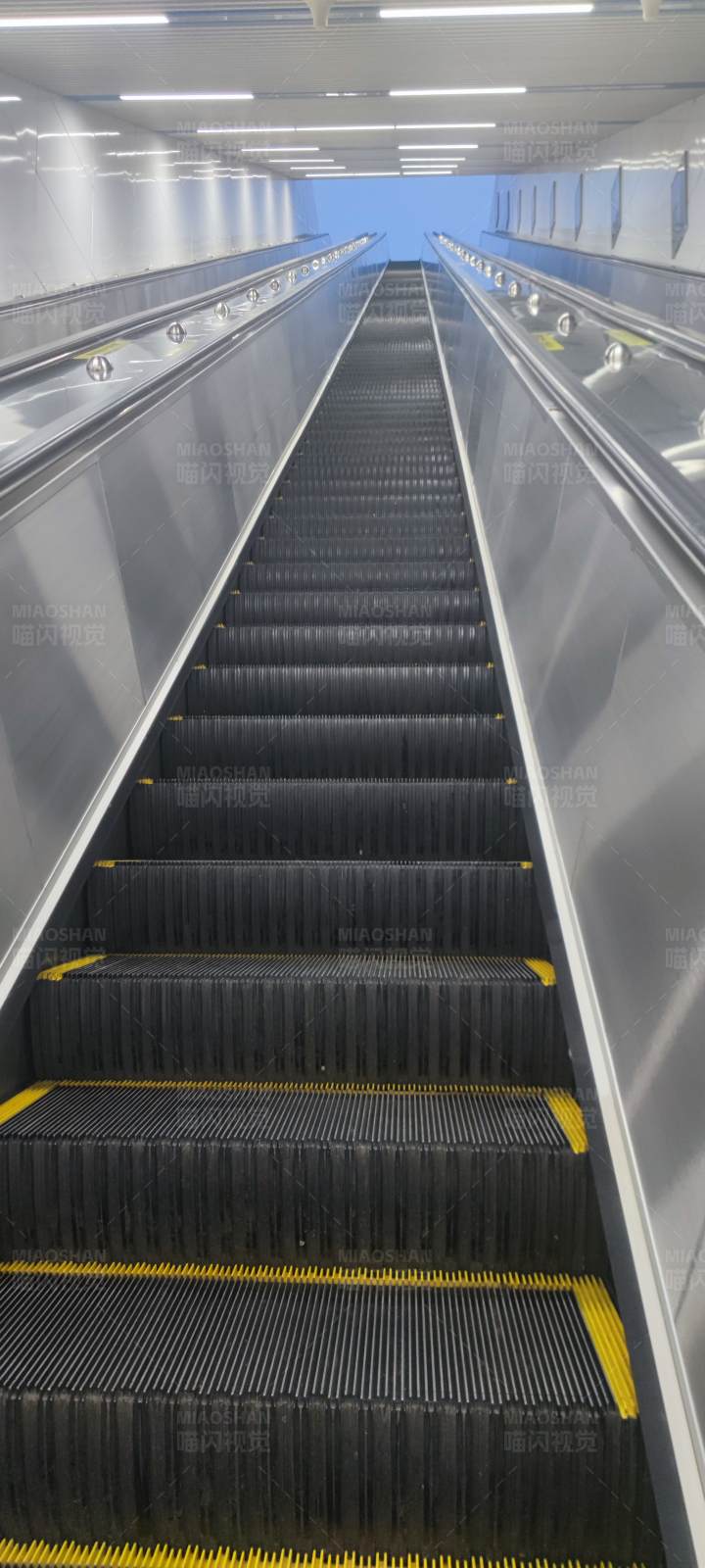 很长的自动扶梯图片