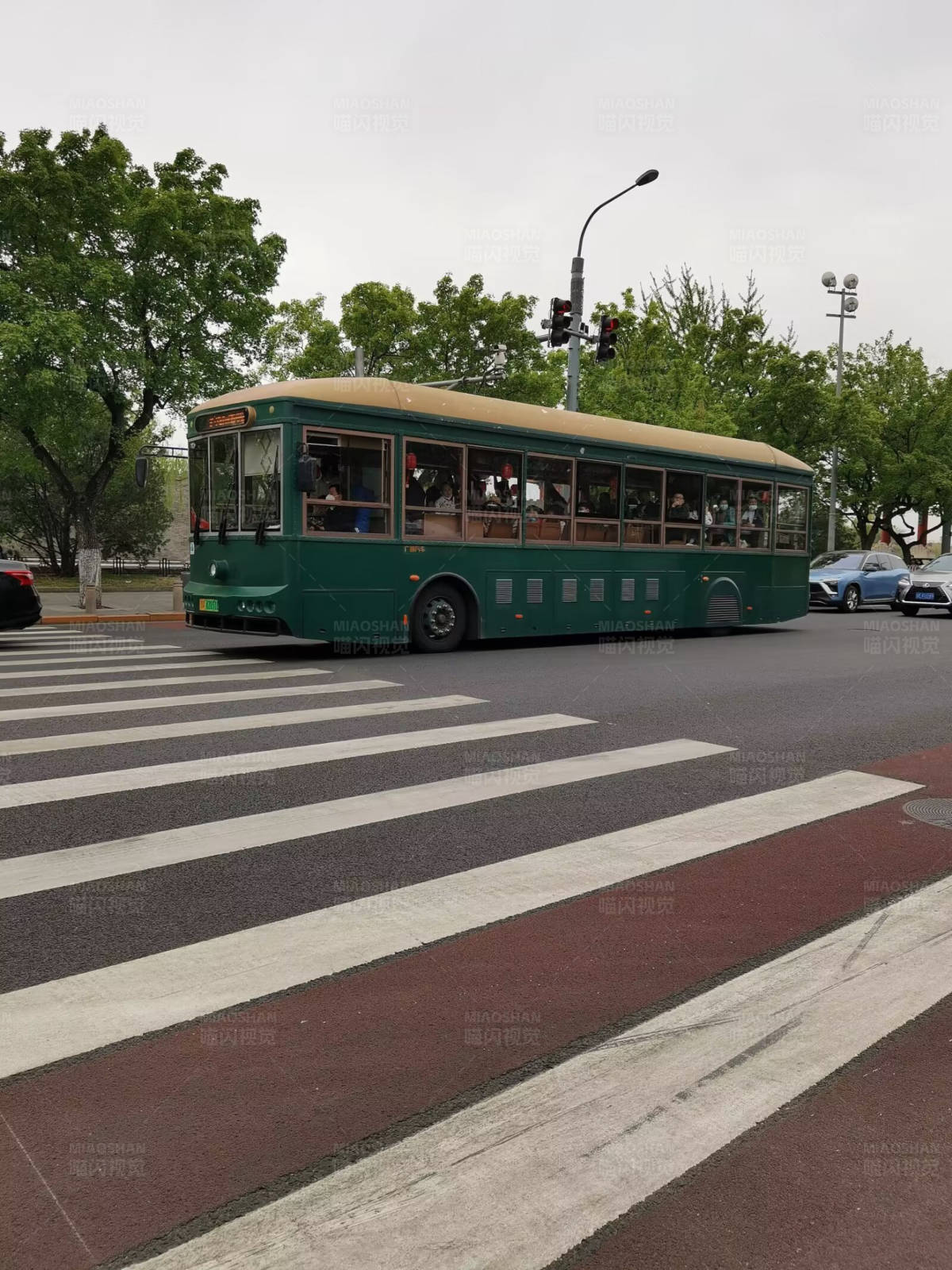 复古绿色公交车过斑马线图片