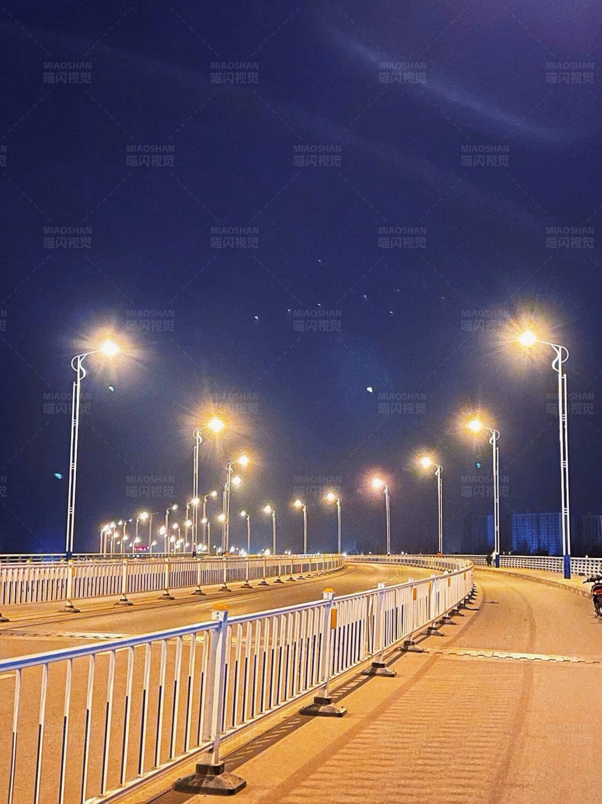 夜空下的路灯长廊图片