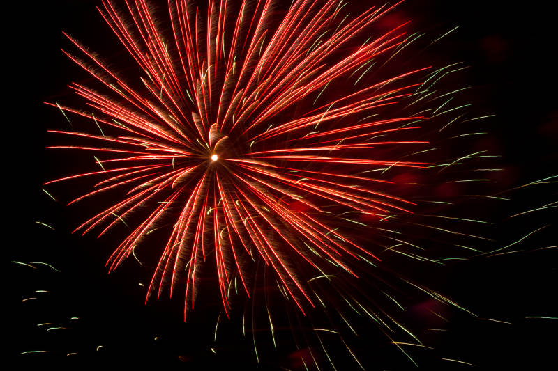 夜空中绽放的红色烟花图片