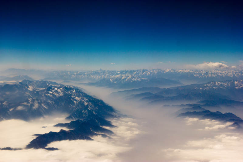 云海之上的雪山图片