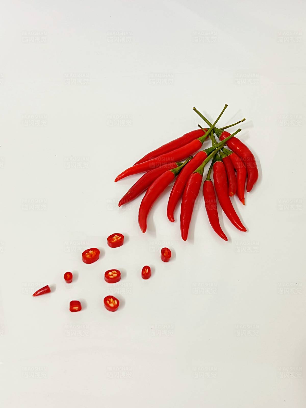 红辣椒与切片的排列图片