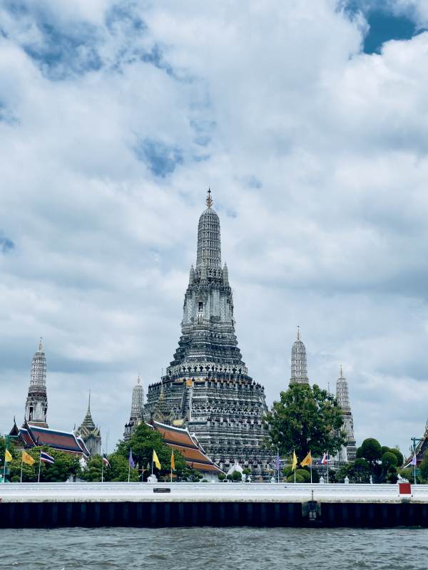 河畔古塔映云天图片