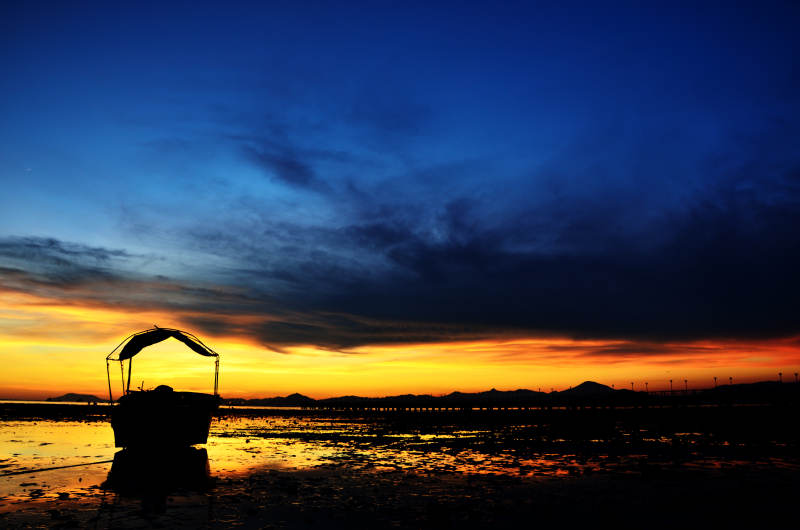 夕阳下的孤舟图片