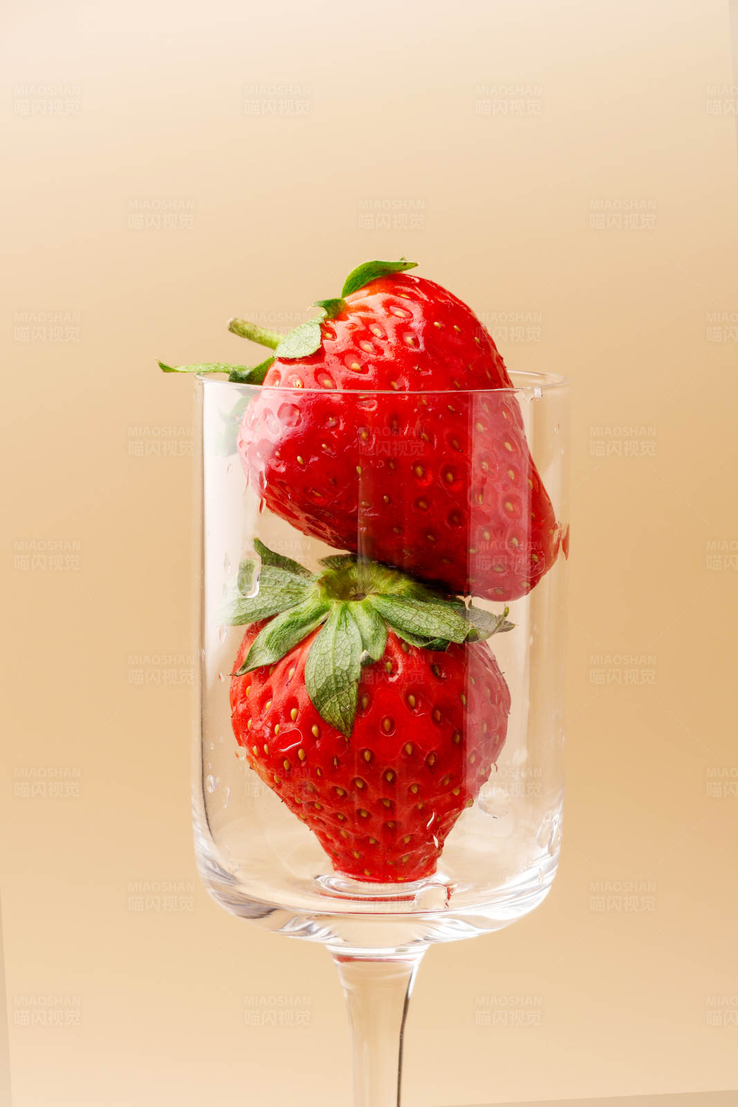 草莓美酒杯图片