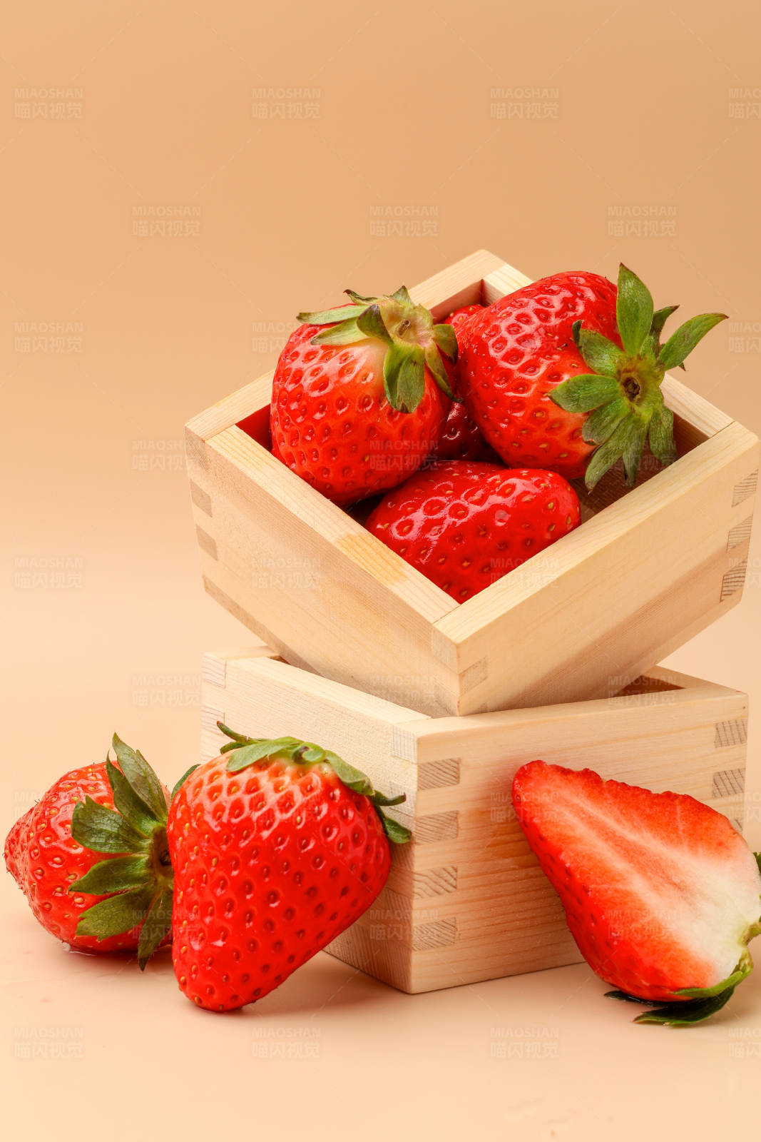 草莓木盒静物图片