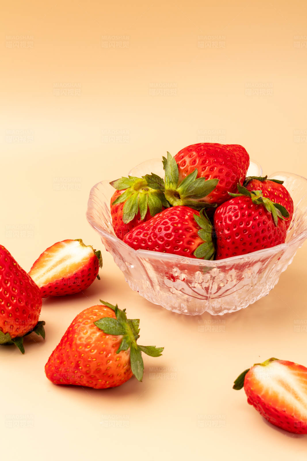 草莓满溢的甜蜜时光图片