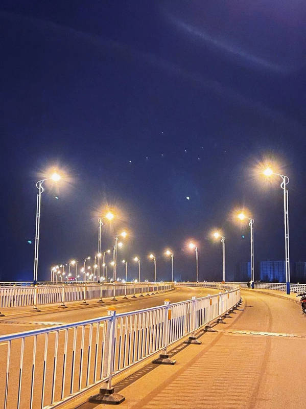 夜空下的路灯长廊图片