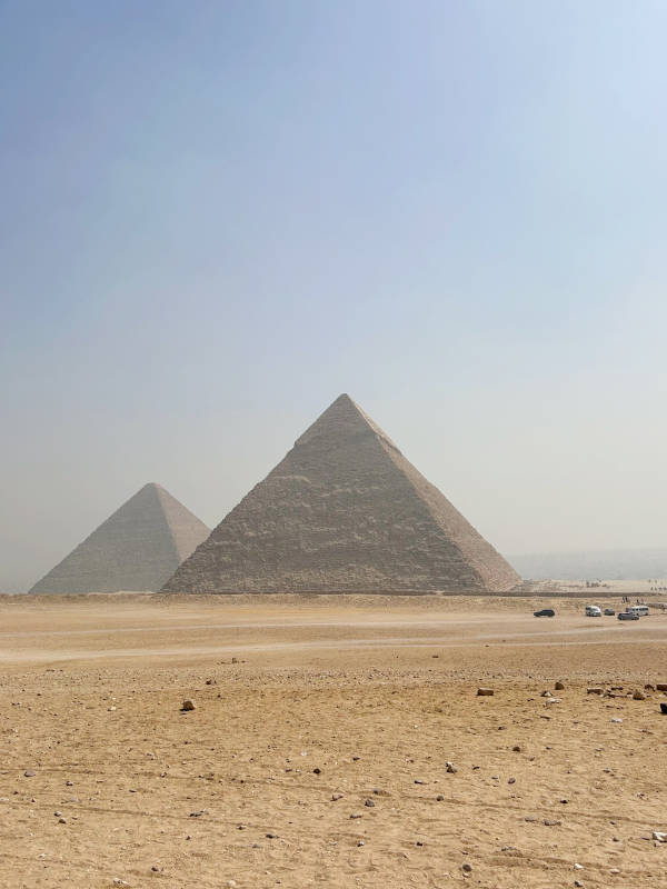 沙漠中的金字塔图片