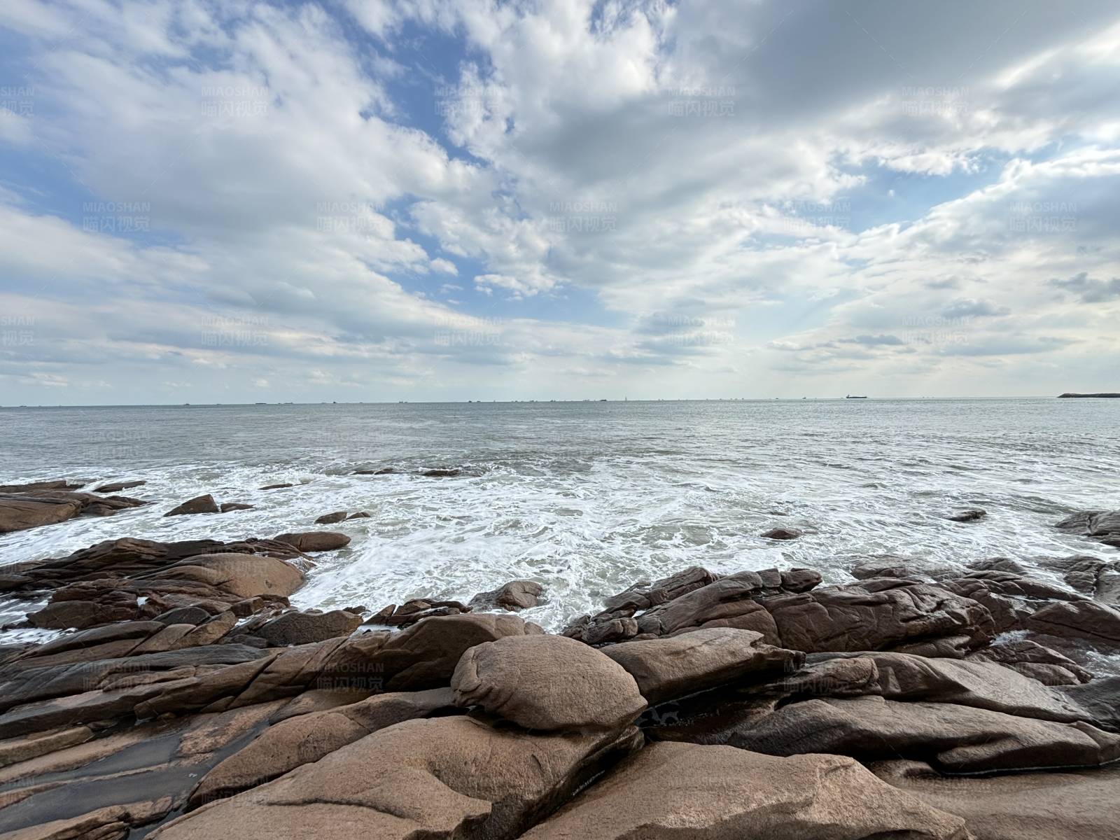 海滨岩石与海浪图片