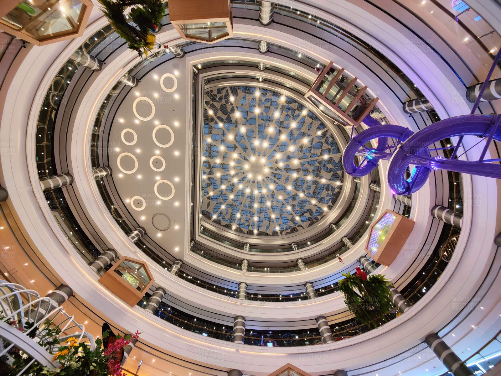 购物中心中庭俯视图图片