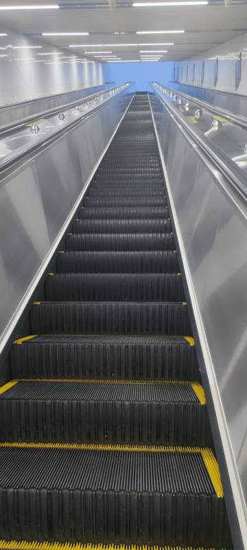 很长的自动扶梯图片