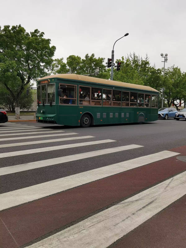 复古绿色公交车过斑马线图片