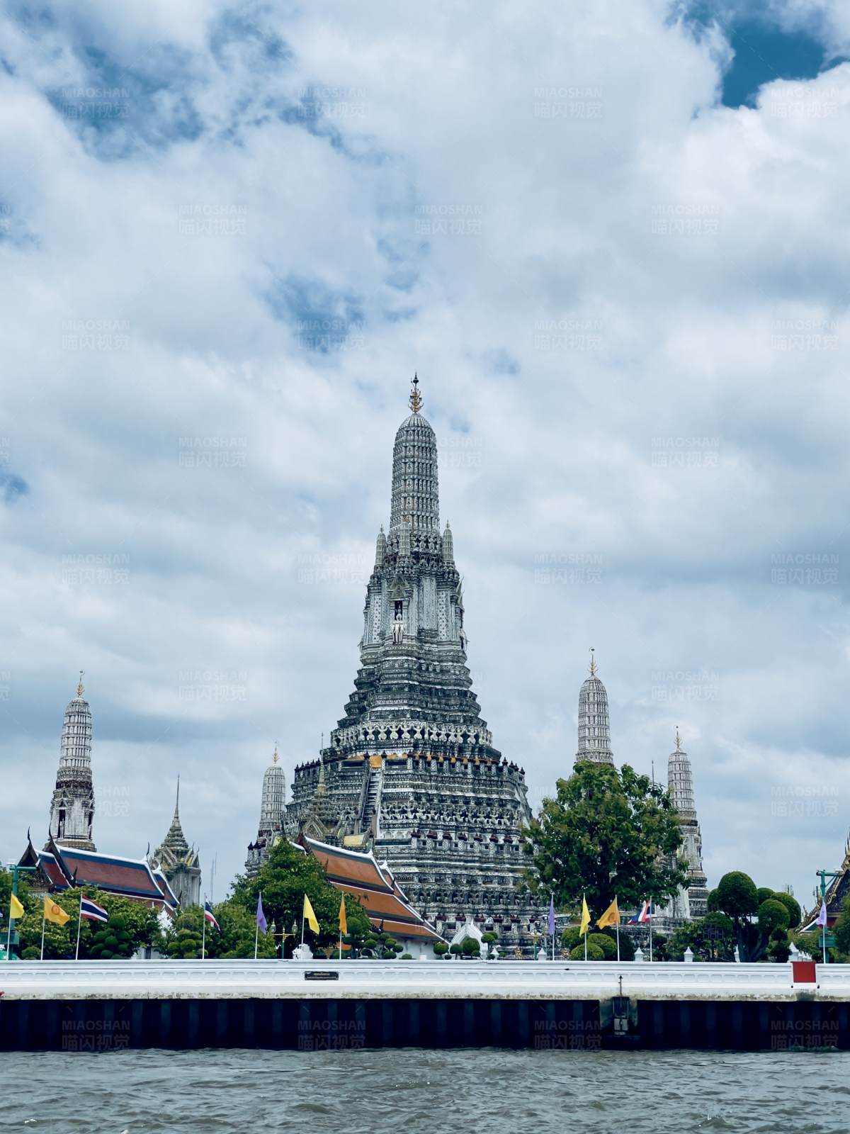 河畔古塔映云天图片