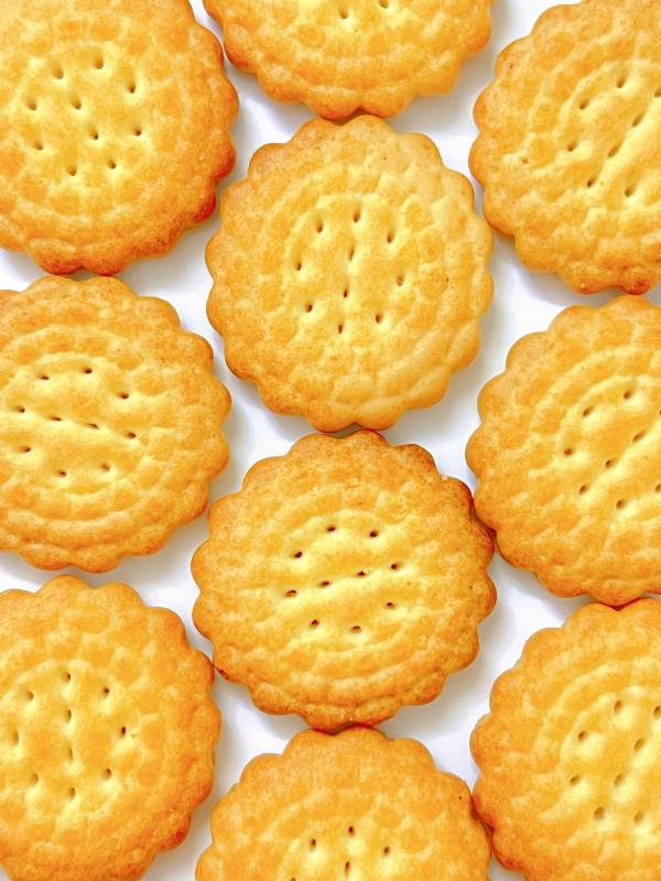 金黄饼干整齐排列图片
