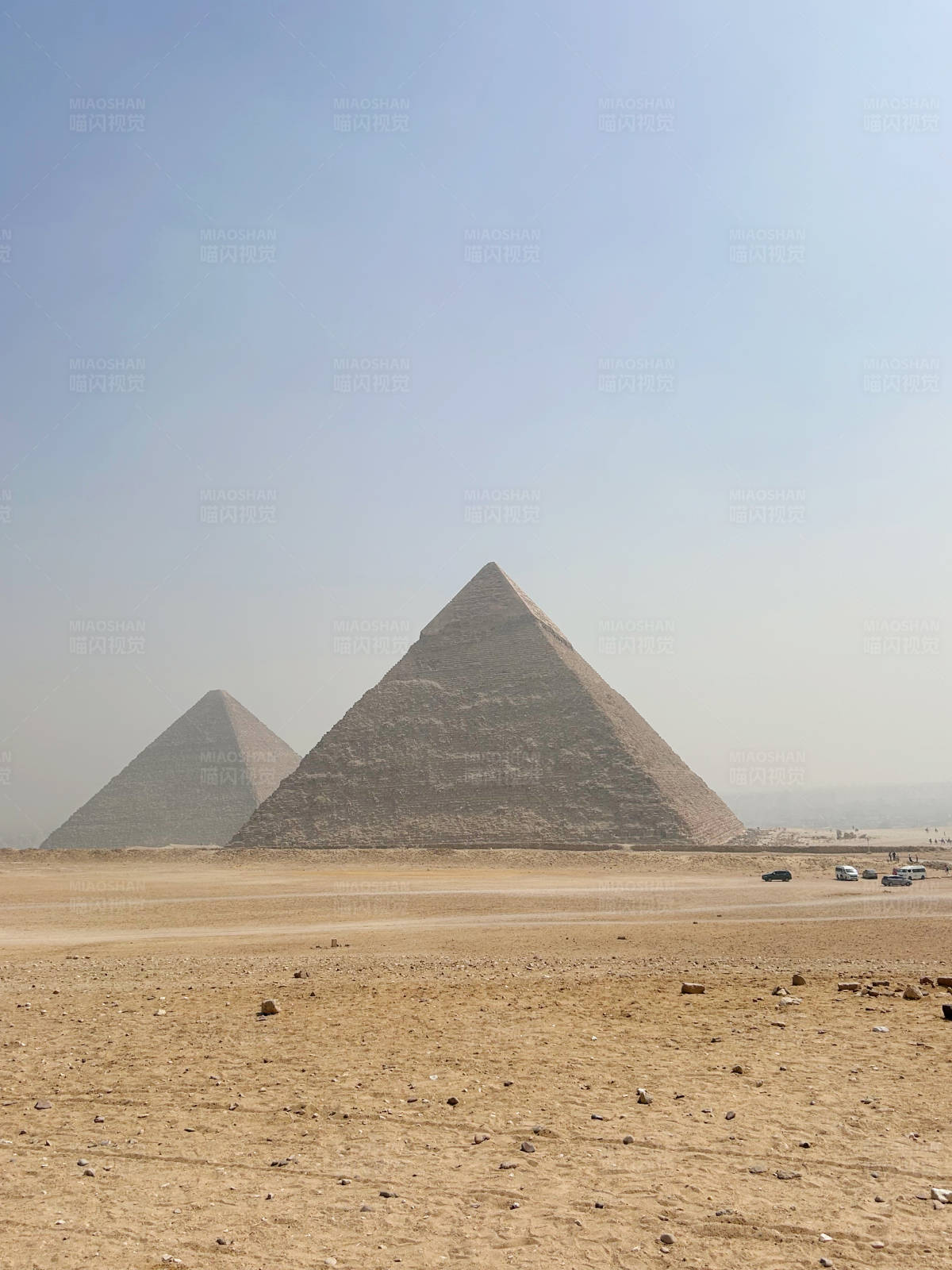 沙漠中的金字塔图片