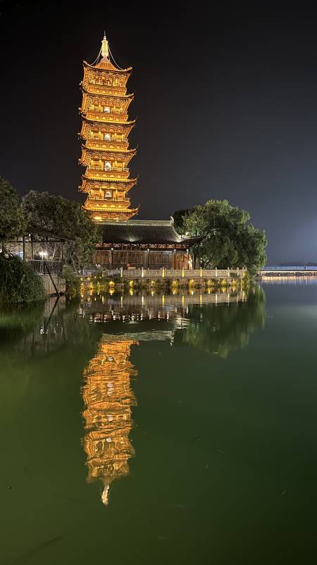 夜色中的金色塔影图片