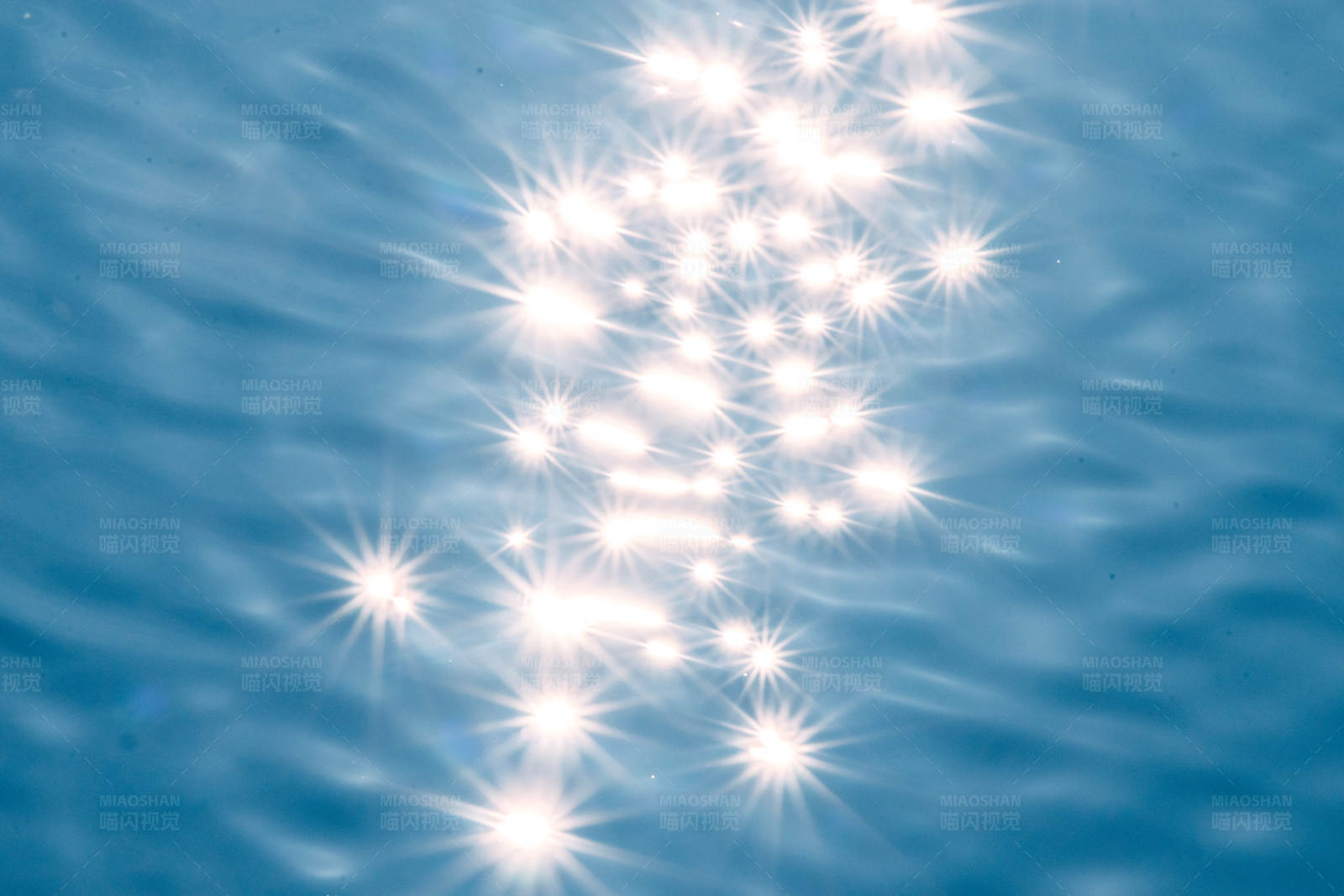 阳光在水面上的闪烁图片