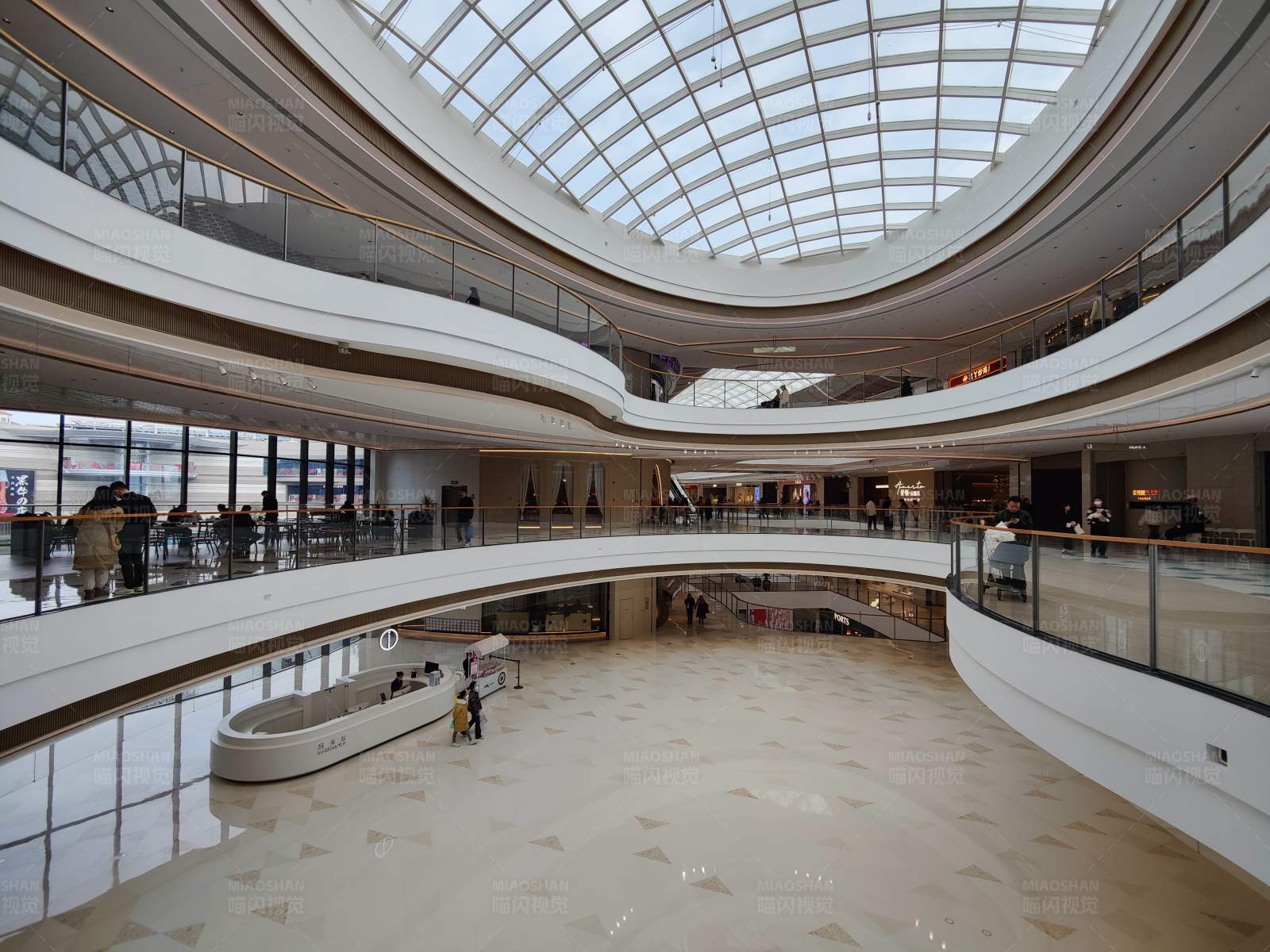 现代购物中心内部景观图片