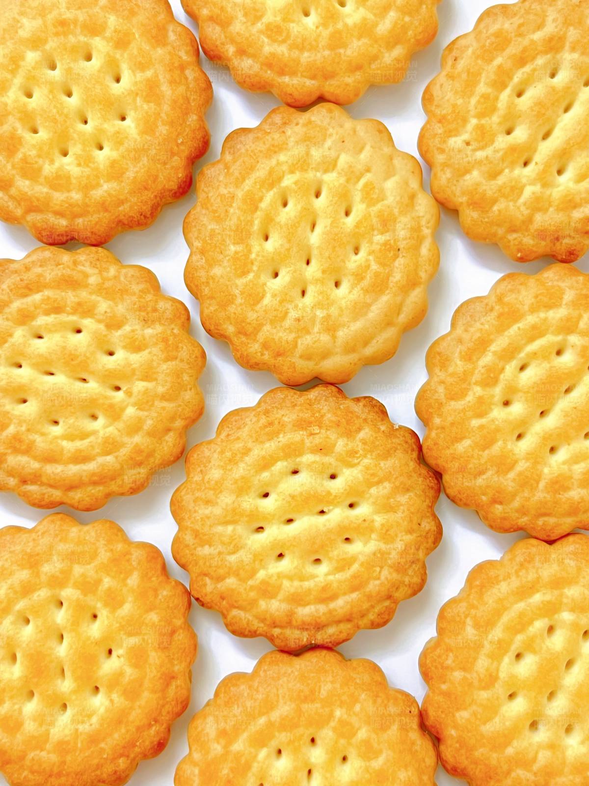 金黄饼干整齐排列图片