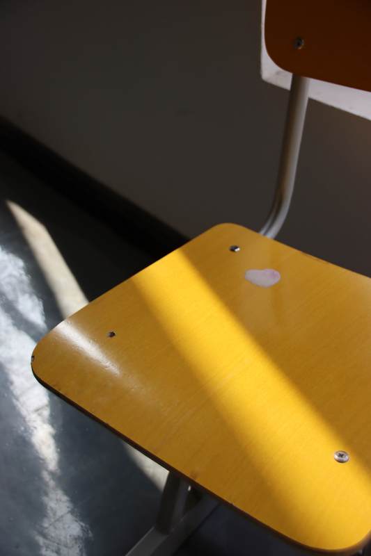 光影中的黄色椅子图片