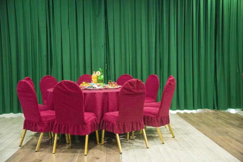 宴会厅红色桌椅与绿色背景图片