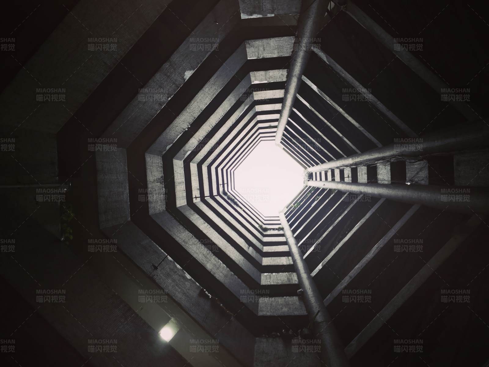 通往光明的螺旋楼梯图片