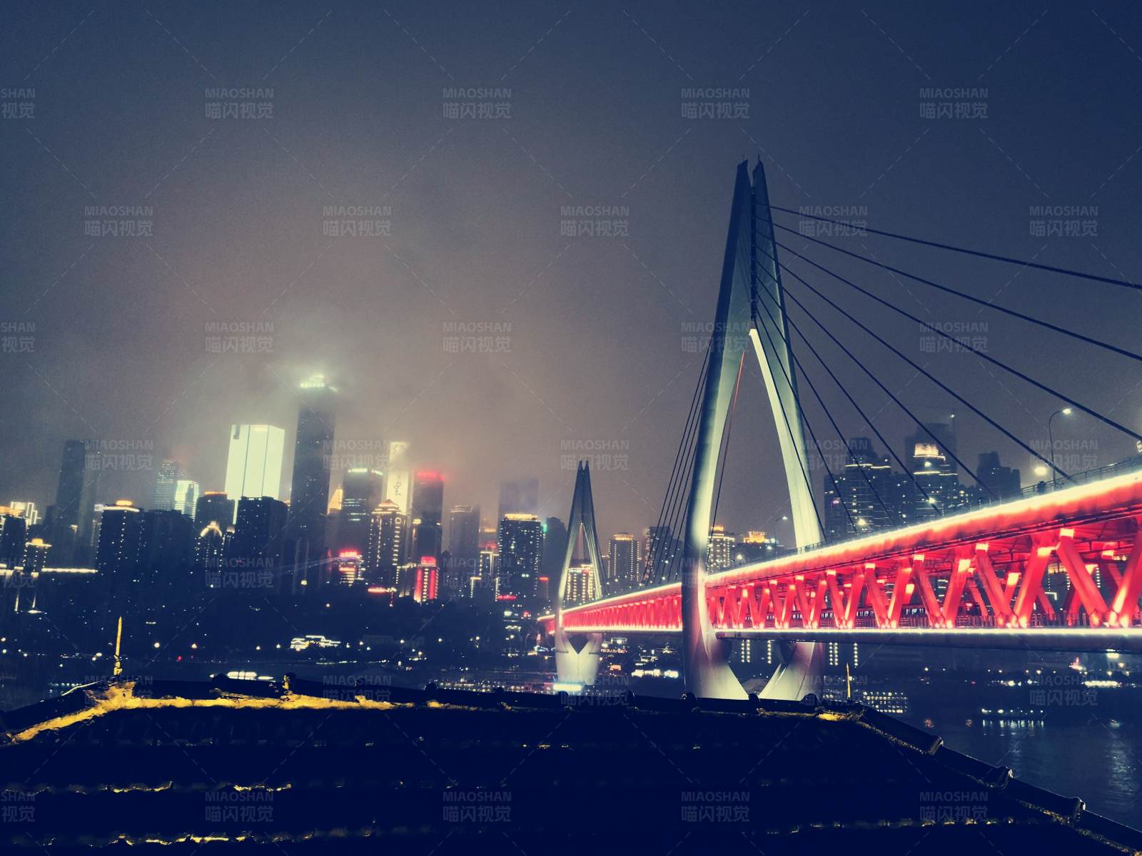 重庆夜色中的城市桥梁图片