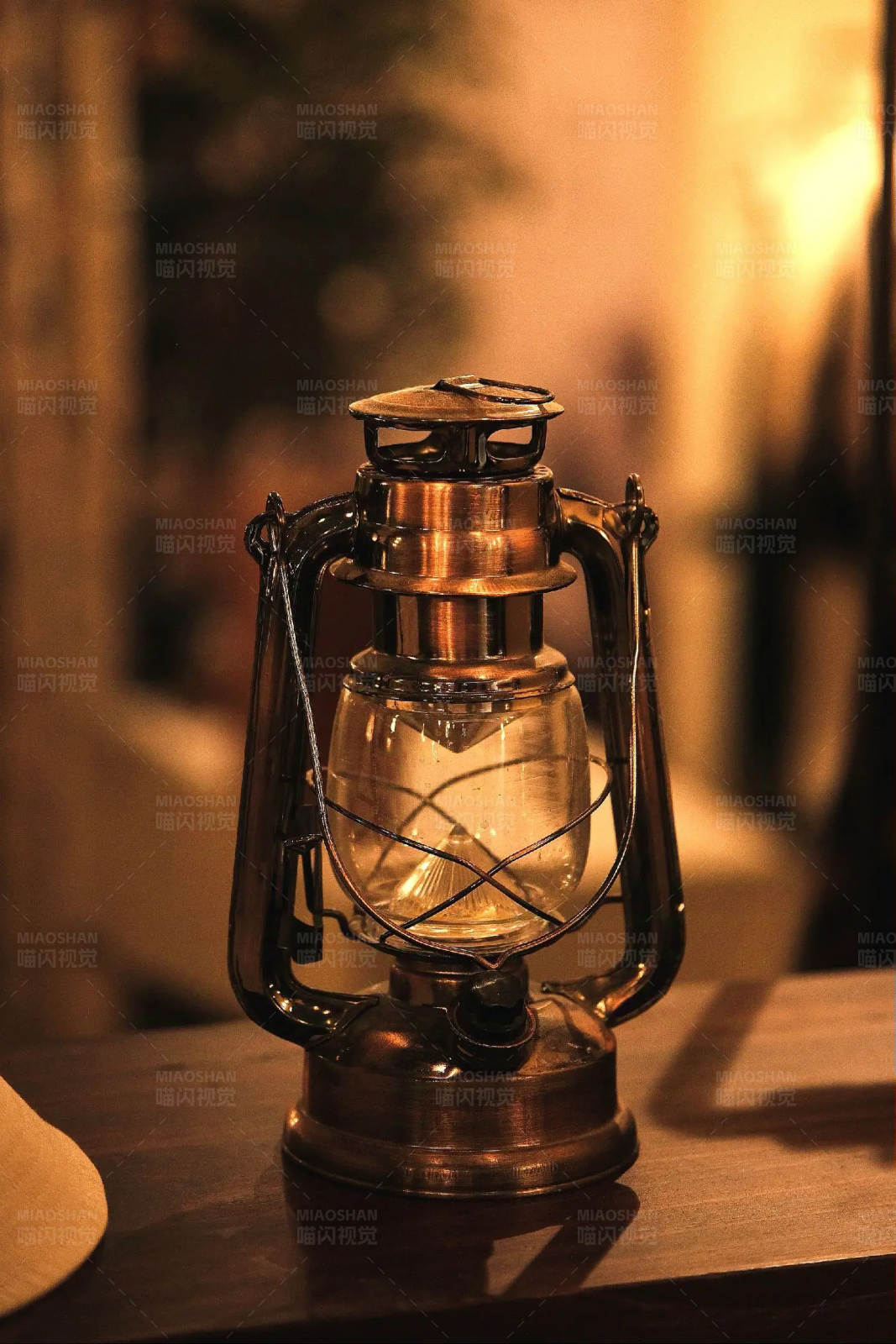 复古煤油灯的温暖光芒图片